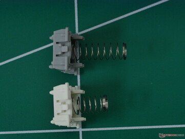 Wooting Lekker Tikken (arriba) vs Lekker L60 V2 (abajo) longitud del muelle.