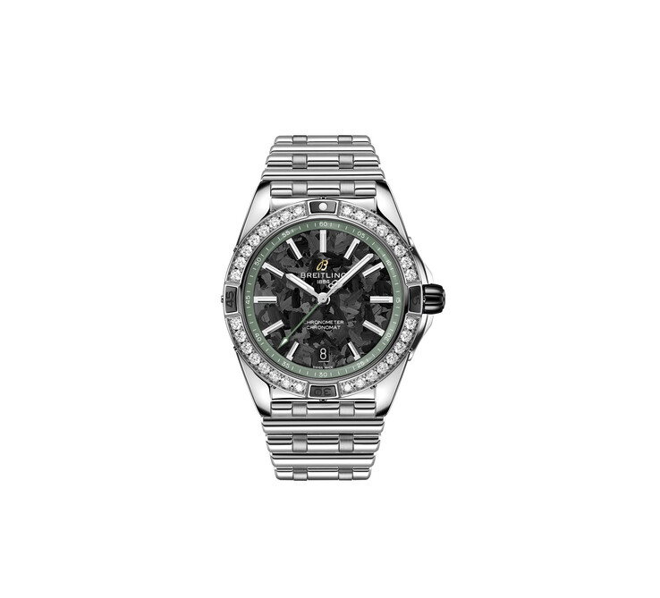 El Breitling Super Chronomat Automatic 38 presenta una caja de acero inoxidable de 38 mm, una esfera de fibra de carbono, un bisel engastado con diamantes y detalles verdes inspirados en el Aston Martin Valhalla.