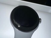 El Pixel Watch tiene un bisel mucho más grueso de lo que sugieren los renders de marketing. (Fuente de la imagen: u/Suckmyn00dle)