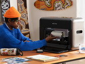 La impresora UV eufyMake E1 puede imprimir en hasta 300 materiales. (Fuente de la imagen: Anker)