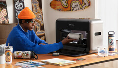 La impresora UV eufyMake E1 puede imprimir en hasta 300 materiales. (Fuente de la imagen: Anker)