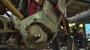 La abundancia de piezas de aluminio en el banco de pruebas de la Himalayan es quizás indicativa del ahorro de peso y de las intenciones de prototipado rápido. (Fuente de la imagen: Royal Enfield en YouTube)