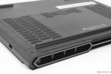 Los LED RGB se extienden por las rejillas de ventilación traseras y el borde delantero