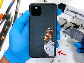El Pixel 5 puede tener un agujero para la carga inalámbrica, pero sigue siendo más estable estructuralmente que su predecesor. (Fuente de la imagen: JerryRigEverything)