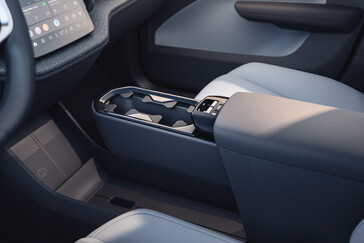 El EX30 de Volvo viene con un interior bien equipado, que incluye una base de carga inalámbrica en la consola central. (Fuente de la imagen: Volvo)
