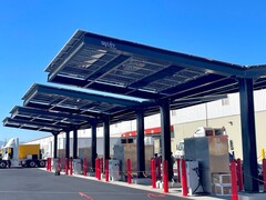 El sistema de carga de vehículos eléctricos fuera de la red de Trinity Structures incluye paneles solares, almacenamiento en baterías y estaciones de carga. (Fuente: Trinity Structures)