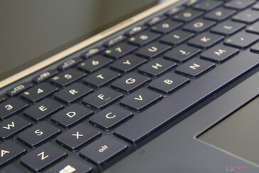 La fuente dorada contrasta bien con los colores azules, a diferencia de las series plateadas, blancas o grises HP EliteBook o Dell XPS.