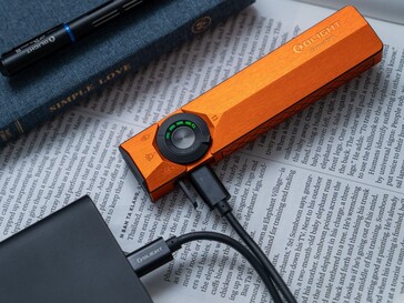 La Olight ArkPro Ultra se puede cargar a través de su puerto USB-C.