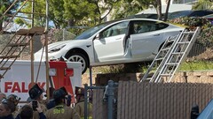 Esta aceleración del Model 3 que le hizo caer encima de una ambulancia se dictaminó como un percance con los pedales (imagen: SDFD)