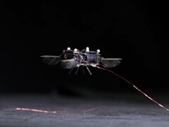 El robot parecido a una abeja en pleno vuelo (Fuente de la imagen: David von Blohn/CNN; captura de pantalla recortada)