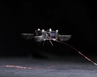 El robot parecido a una abeja en pleno vuelo (Fuente de la imagen: David von Blohn/CNN; captura de pantalla recortada)