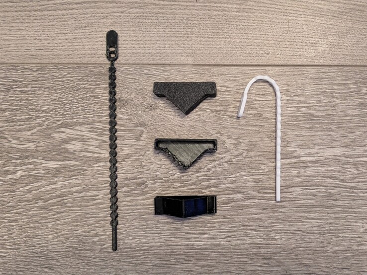 Cremalleras en TPU blanco y negro (por Extrutim en Printables) y esquinas personalizadas para el sistema de montaje en TPU negro.