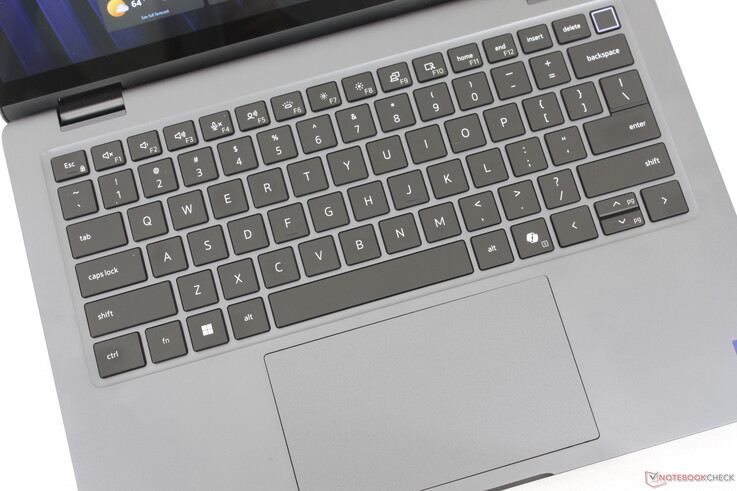 Las teclas son ligeramente más grandes y ofrecen una respuesta más nítida que las del antiguo Latitude 7450 2 en 1. Panel táctil de 12,5 x 7,2 cm