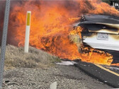 El Tesla Model Y de un hombre se incendió en una autopista de California y Tesla parece haberle dado la espalda mientras busca respuestas. (Fuente de la imagen: Bishal Malla en Twitter)