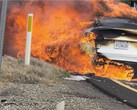 El Tesla Model Y de un hombre se incendió en una autopista de California y Tesla parece haberle dado la espalda mientras busca respuestas. (Fuente de la imagen: Bishal Malla en Twitter)