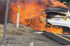 El Tesla Model Y de un hombre se incendió en una autopista de California y Tesla parece haberle dado la espalda mientras busca respuestas. (Fuente de la imagen: Bishal Malla en Twitter)