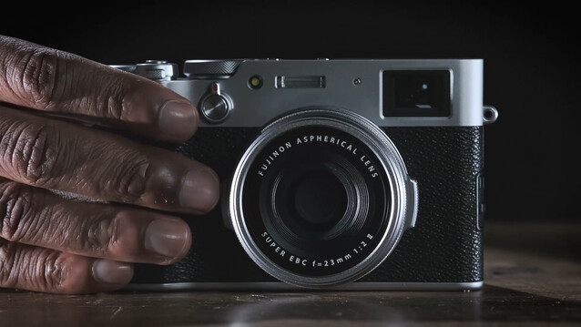 La Fujifilm X100V cabe fácilmente en el bolsillo de una chaqueta pero no compromete la potencia ni la facilidad de uso. (Fuente de la imagen: Fujifilm)
