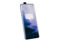 ...el OnePlus 7 Pro con una cámara emergente...