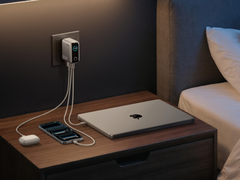 El nuevo cargador de Anker (100 W, 3 puertos, pantalla inteligente) (en la imagen) ya está disponible en color plateado en EE. UU. (Fuente de la imagen: Anker)
