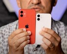 El iPhone 12 mini ya ha recibido el tratamiento práctico de un YouTuber. (Fuente de la imagen: George Buhnici)