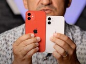 El iPhone 12 mini ya ha recibido el tratamiento práctico de un YouTuber. (Fuente de la imagen: George Buhnici)