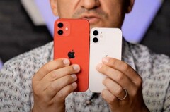 El iPhone 12 mini ya ha recibido el tratamiento práctico de un YouTuber. (Fuente de la imagen: George Buhnici)