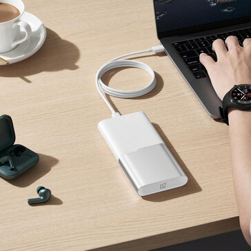 Cargando un ordenador portátil con el banco de energía SuperVOOC (fuente de la imagen: OnePlus)