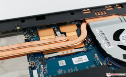 Una mirada al disipador térmico y a los tubos de calor que cubren el Intel Core i7-8750H