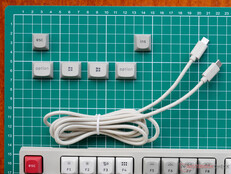 Teclados extra para usuarios de macOS y Windows y un largo cable trenzado USB C a C.