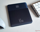 La Baseus Blade 2 Powerbank tiene una carcasa plana con un marco metálico. (Imagen: Notebookcheck)