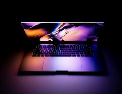 Se espera que el MacBook Pro cuente pronto con una pantalla OLED en tándem. (Fuente de la imagen: Daniel Korpai)