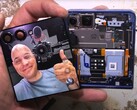 Un despiece del Galaxy Z Flip 7 demuestra que el teléfono plegable de Samsung es cualquier cosa menos resistente al polvo. (Fuente de la imagen: JerryRigEverything)