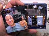 Un despiece del Galaxy Z Flip 7 demuestra que el teléfono plegable de Samsung es cualquier cosa menos resistente al polvo. (Fuente de la imagen: JerryRigEverything)