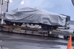 El diseño anguloso del Cybertruck lo hace fácil de distinguir en una alineación. (Fuente de la imagen: Cybertruck Owners Club)