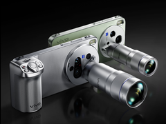 La Vivo X300 Ultra y la X300s con los accesorios del teleconvertidor acoplados.