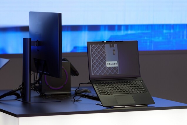 El ultrabook Kvadra NAU LP14 se muestra con la estación de acoplamiento y un monitor externo.