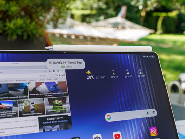 El M-Pencil Pro se acopla de forma segura al borde superior de la tableta...