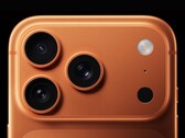 Primer plano del módulo de la cámara del iPhone 17 Pro mostrando la nueva colocación del flash. (Fuente de la imagen: Apple)