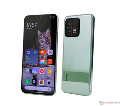 El Xiaomi 13T Pro puede parecer más o menos igual por delante que el Xiaomi 13, en la imagen. (Fuente de la imagen: NotebookCheck)