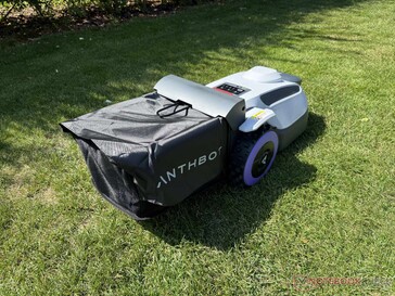 Anthbot N8 con bolsa recolectora de césped