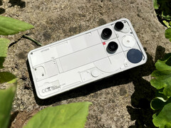 El Nothing Phone (3), con certificación IP68, tiene un marco de aluminio y está protegido por Gorilla Glass 7i (pantalla) y Gorilla Glass Victus (parte trasera). (Fuente de la imagen: Notebookcheck)