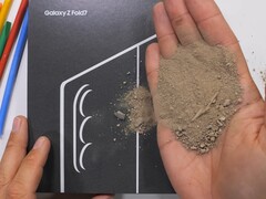El Samsung Galaxy Z Fold 7 es el último teléfono que ha sufrido las pruebas de durabilidad de JerryRigEverything. (Fuente de la imagen: JerryRigEverything en YouTube)
