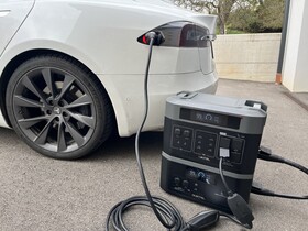 También fracasó un intento de cargar un coche eléctrico.