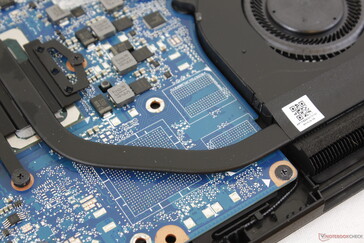 Ranuras vacías de la placa base para la GPU GeForce MX230 opcional y sus dos módulos VRAM