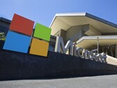 La señalización de Microsoft frente al edificio del campus corporativo