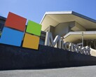 La señalización de Microsoft frente al edificio del campus corporativo