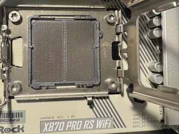 Zócalo de placa base ASRock X870 Pro RS Wifi con algo de decoloración. (Fuente de la imagen: I_fliu en Reddit)