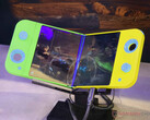 El Flex Gaming luce un diseño innovador que permite que sus joysticks atraviesen su chasis para minimizar el grosor total. (Fuente de la imagen: Notebookcheck)