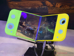 El Flex Gaming luce un diseño innovador que permite que sus joysticks atraviesen su chasis para minimizar el grosor total. (Fuente de la imagen: Notebookcheck)