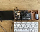 Bento utiliza un par de gafas de visualización, que extraen vídeo a través de un dongle guardado en la carcasa. En la imagen, los componentes de una Steam deck retroadaptada dentro de un teclado. (Fuente de la imagen: r/SteamDeckModded en Reddit)